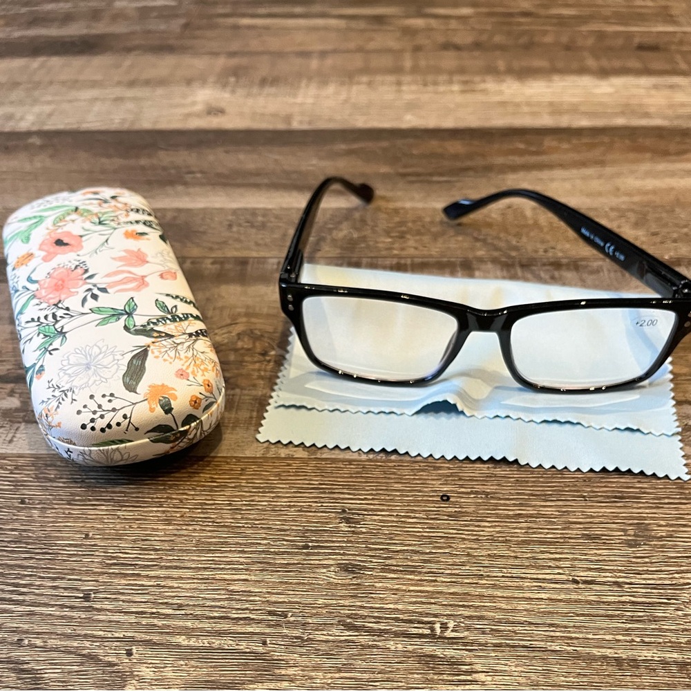 🌙 B32 - Black Rectangular Glasses +2.00 with Floral hard Case
